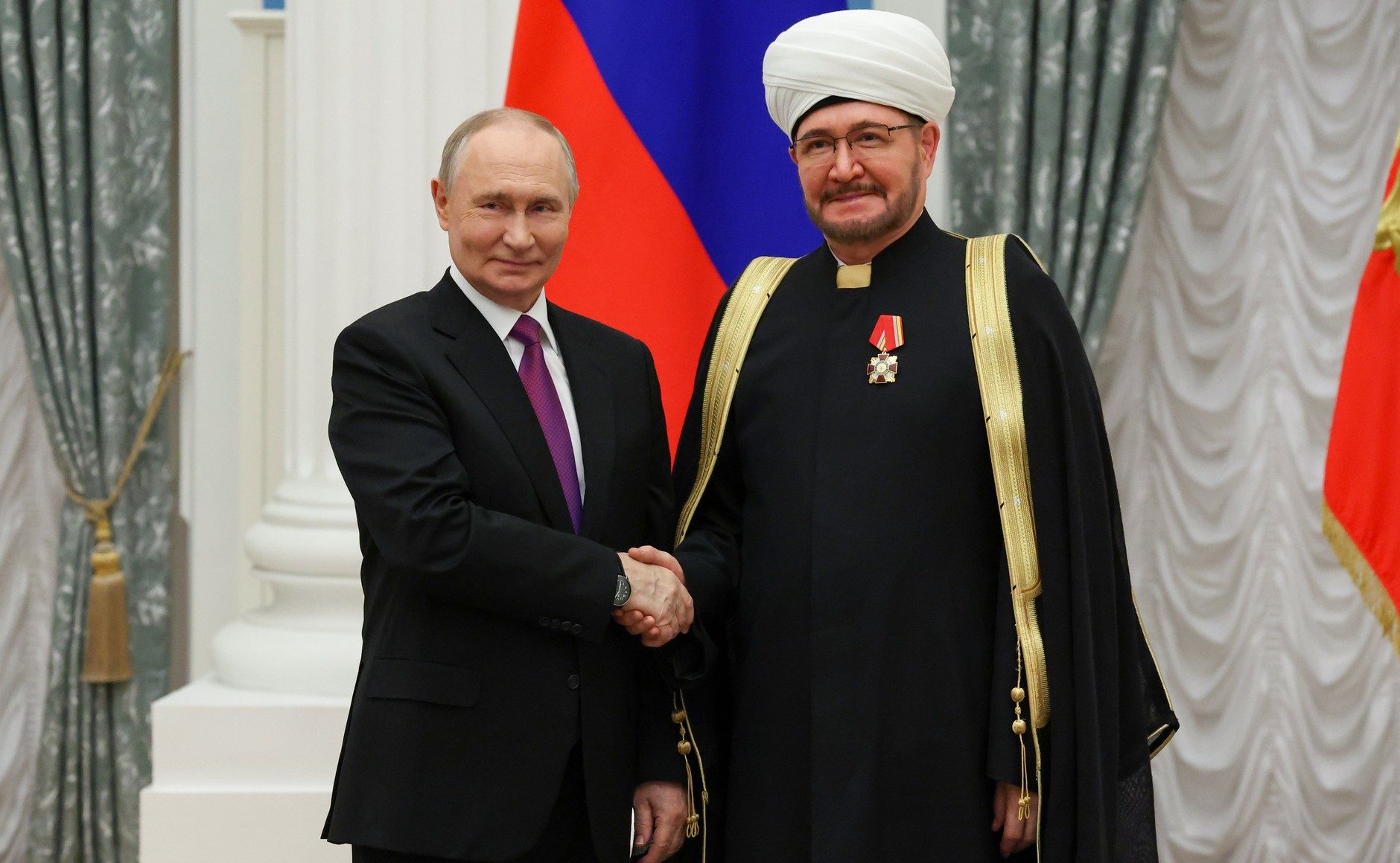 Президент России Владимир Путин наградил председателя Духовного управления мусульман Российской Федерации главного Муфтия Шейха Равиля Гайнутдина Орденом «За доблестный труд»