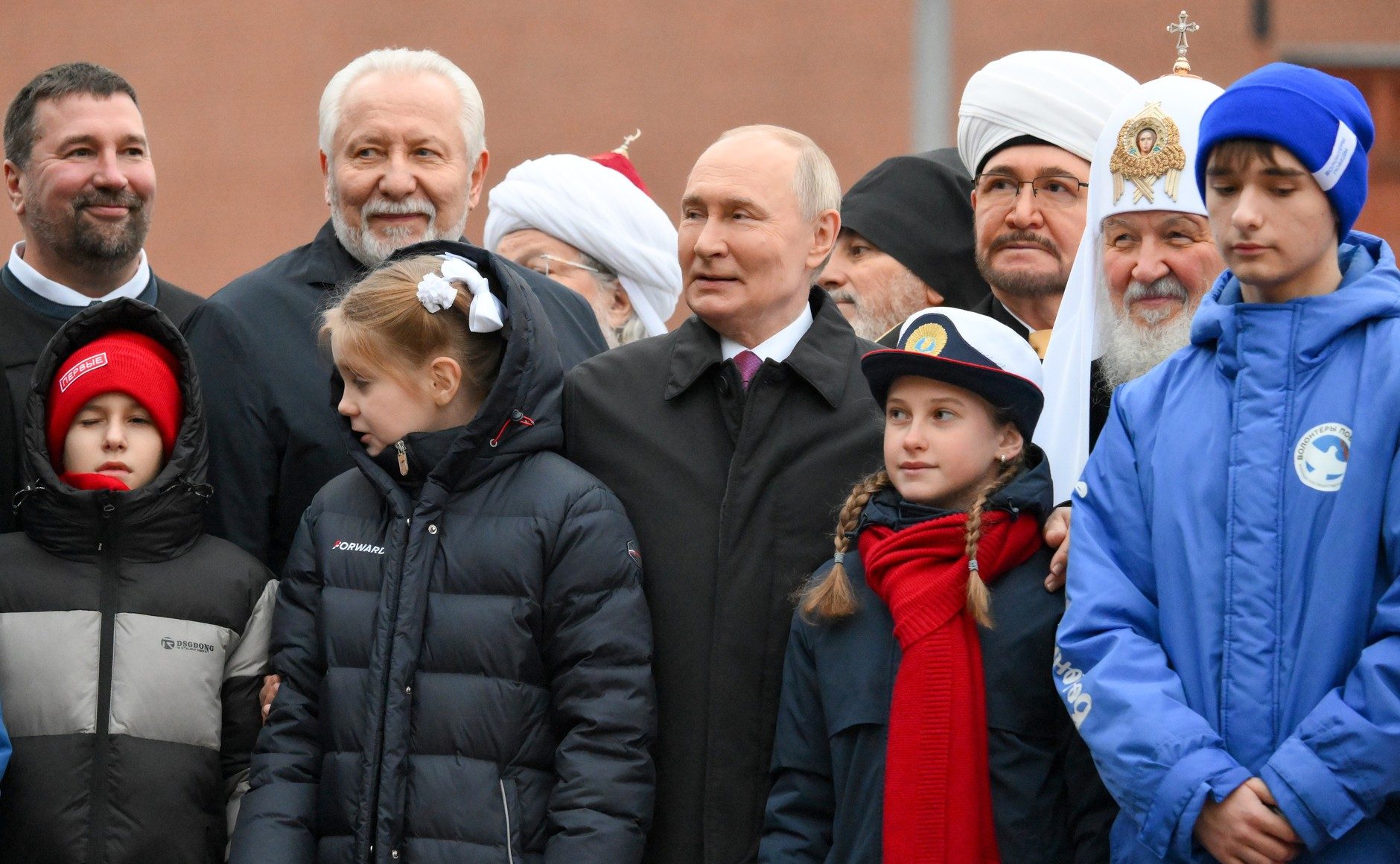 В День народного единства Владимир Путин возложил цветы к памятнику Кузьме Минину и Дмитрию Пожарскому на Красной площади в Москве